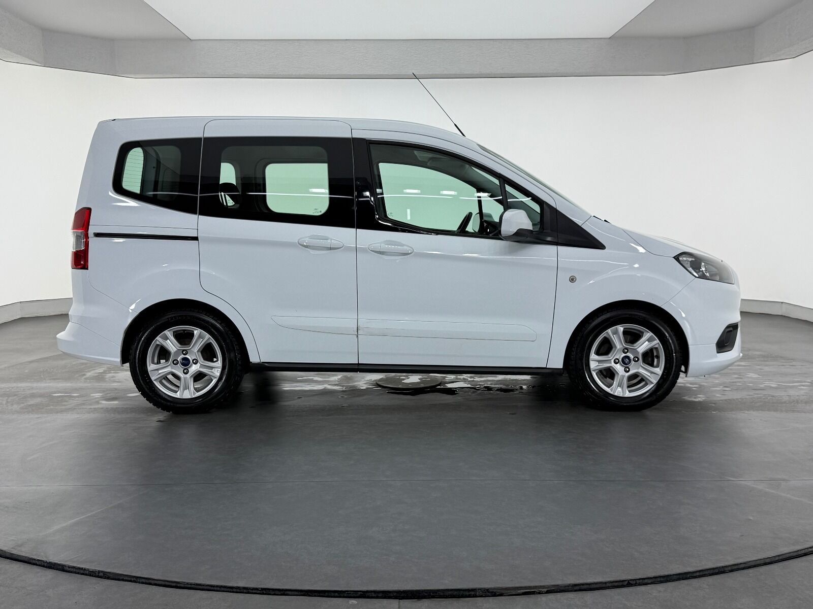 Ford Tourneo Courier 1.5 TDCI Deluxe - 2023 - Detay