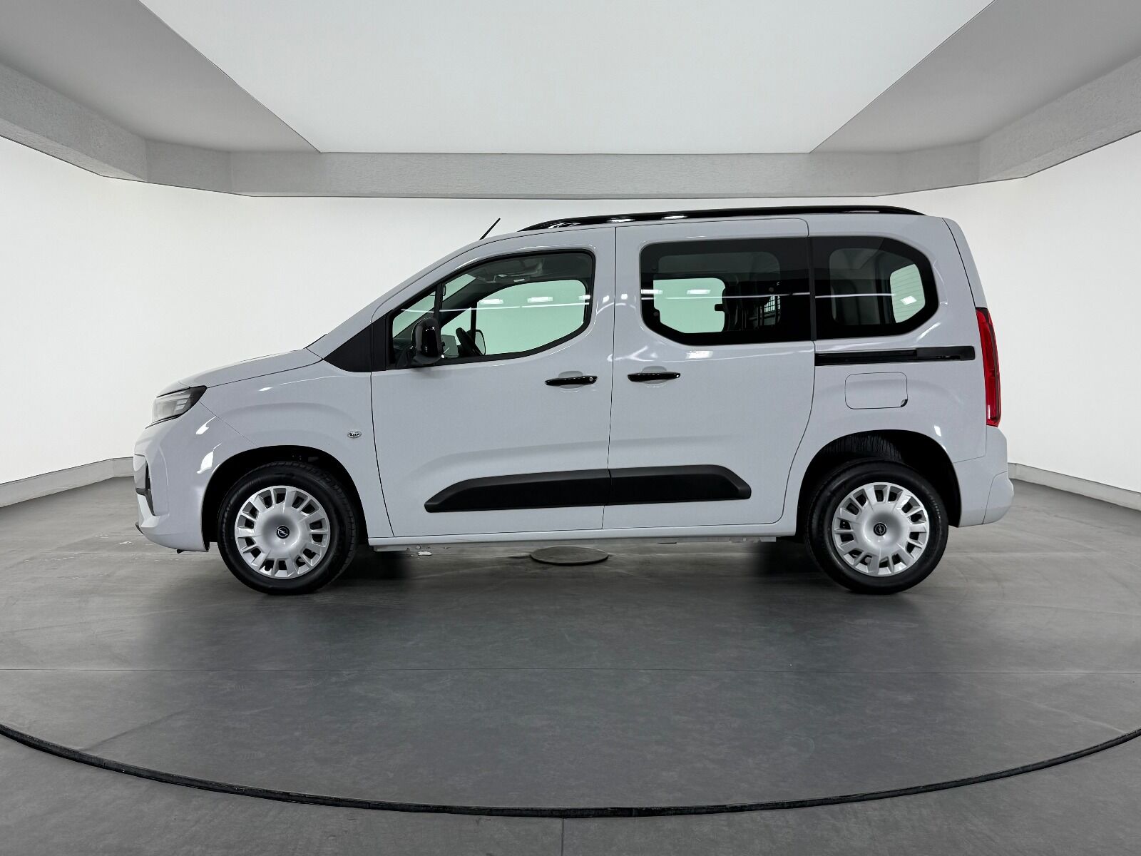 Opel Combo 1.5 D Essential - 2026 - Detay