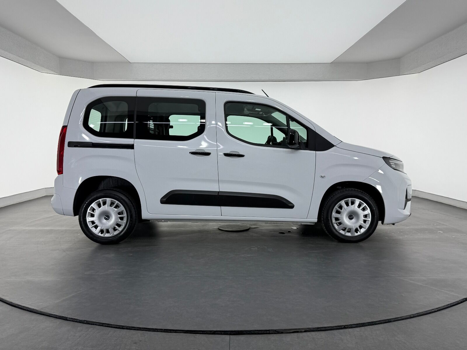 Opel Combo 1.5 D Essential - 2026 - Detay