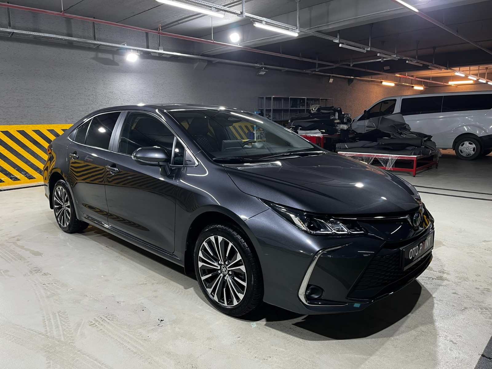 Toyota Corolla Sedan 1.8 Hybrid Flame X-Pack e-CVT - 2024