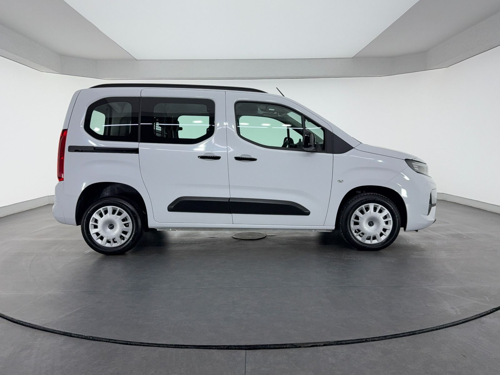 Opel Combo 1.5 D Essential - 2026 - Detay