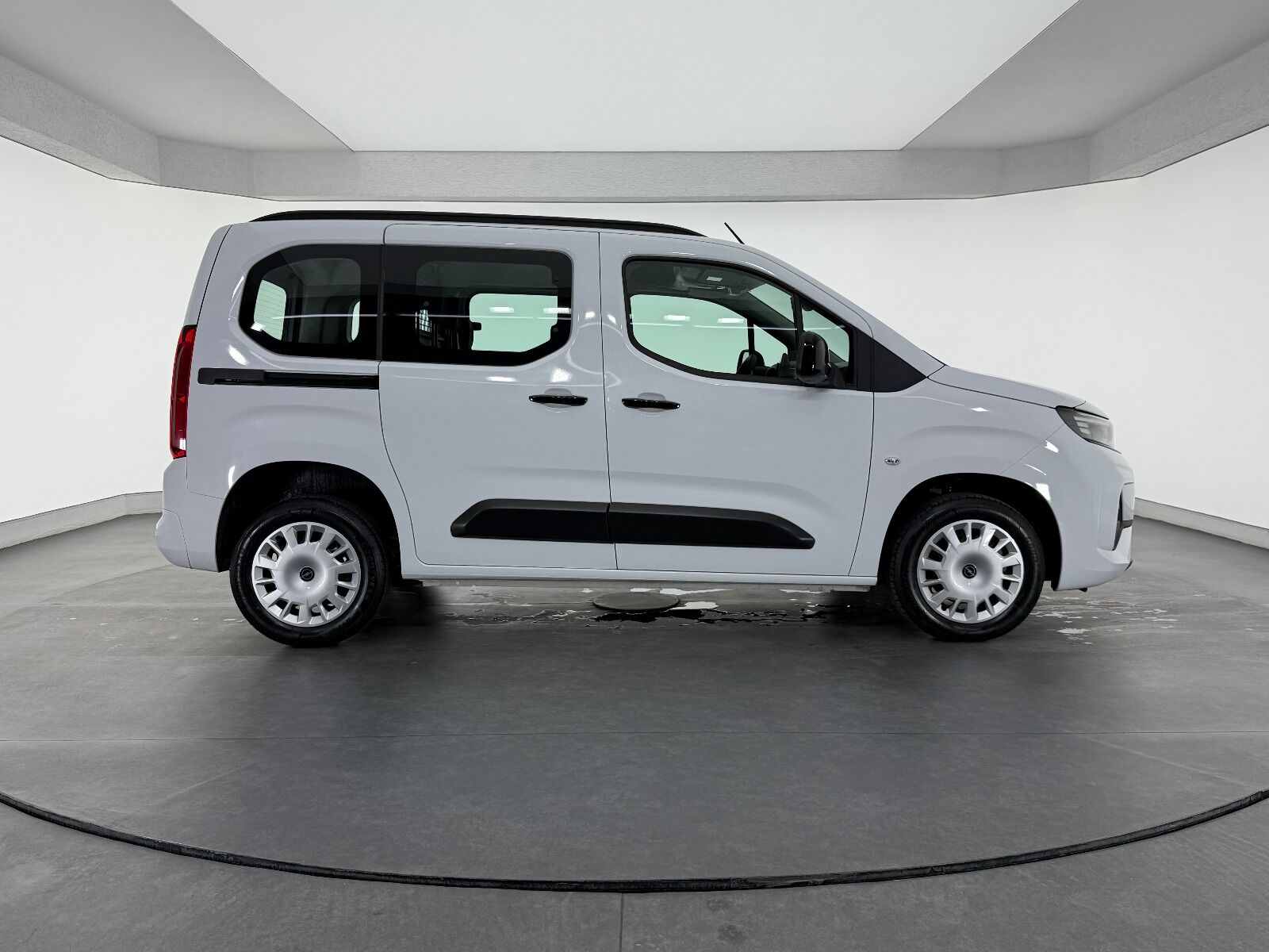 Opel Combo 1.5 D Essential - 2026 - Detay