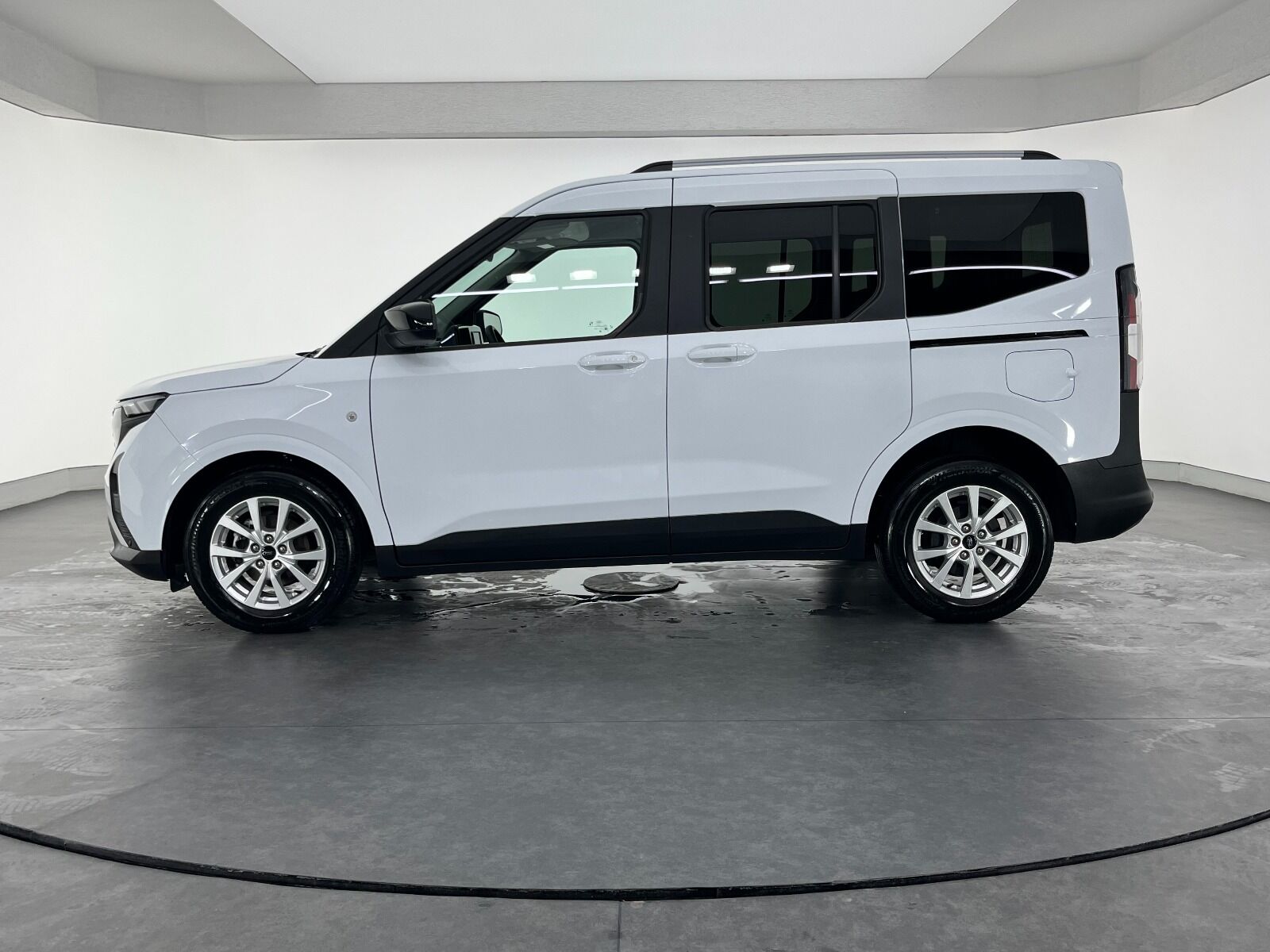 Ford Tourneo Courier 1.0L Ecoboost Titanium - 2025 - Detay