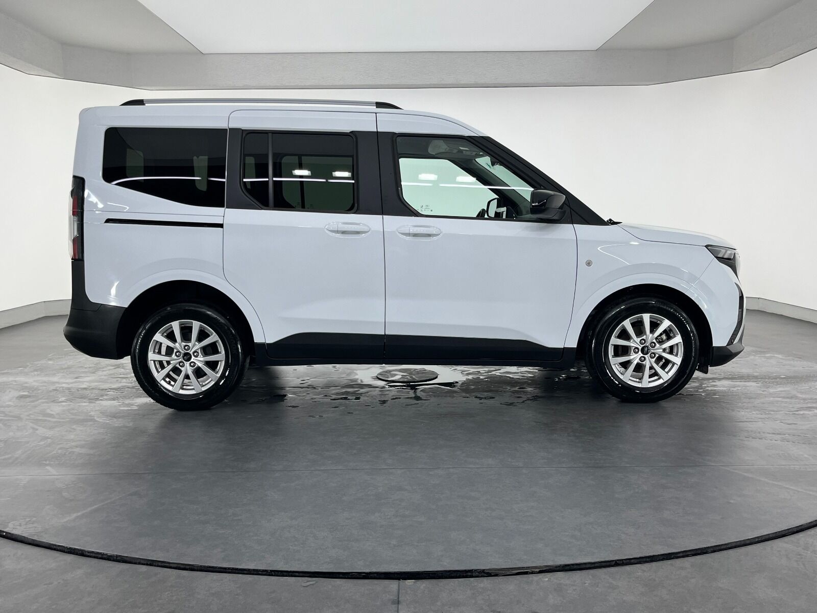 Ford Tourneo Courier 1.0L Ecoboost Titanium - 2025 - Detay