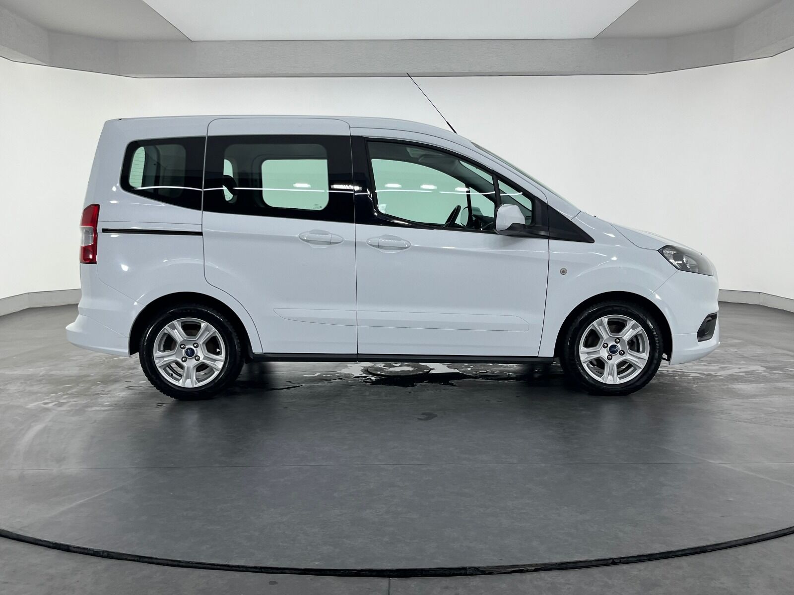 Ford Tourneo Courier 1.5 TDCI Deluxe - 2023 - Detay