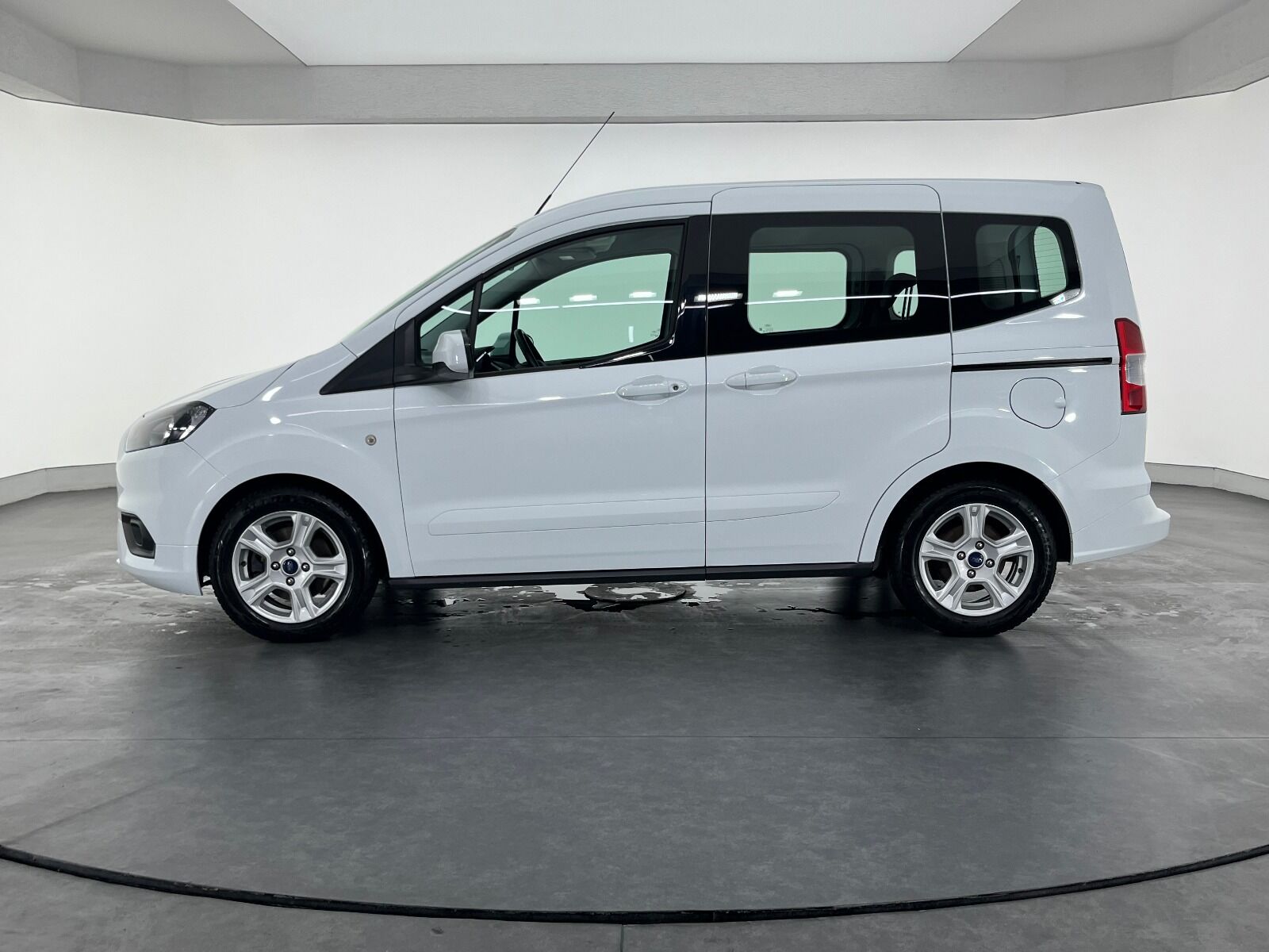 Ford Tourneo Courier 1.5 TDCI Deluxe - 2023 - Detay