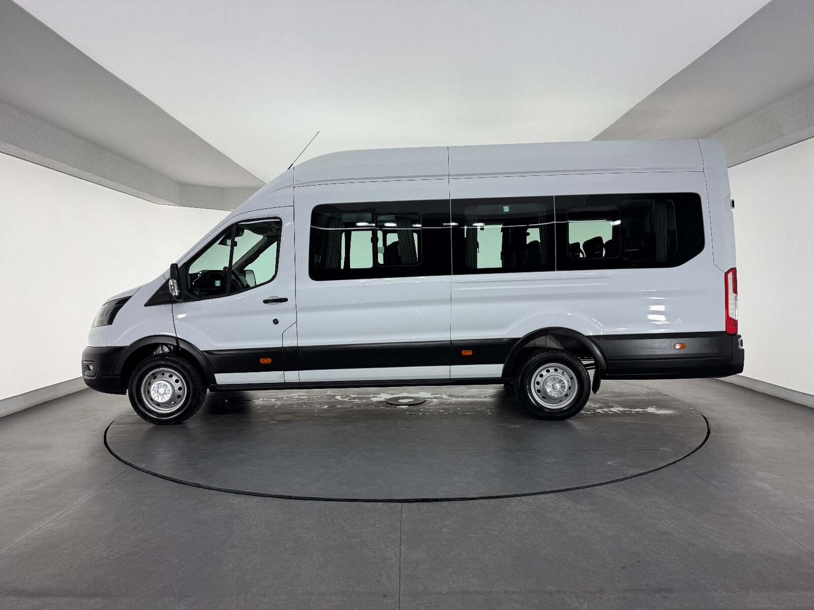 Ford Transit 2.0 EcoBlue 440 E Deluxe UPG - 2023 - Detay
