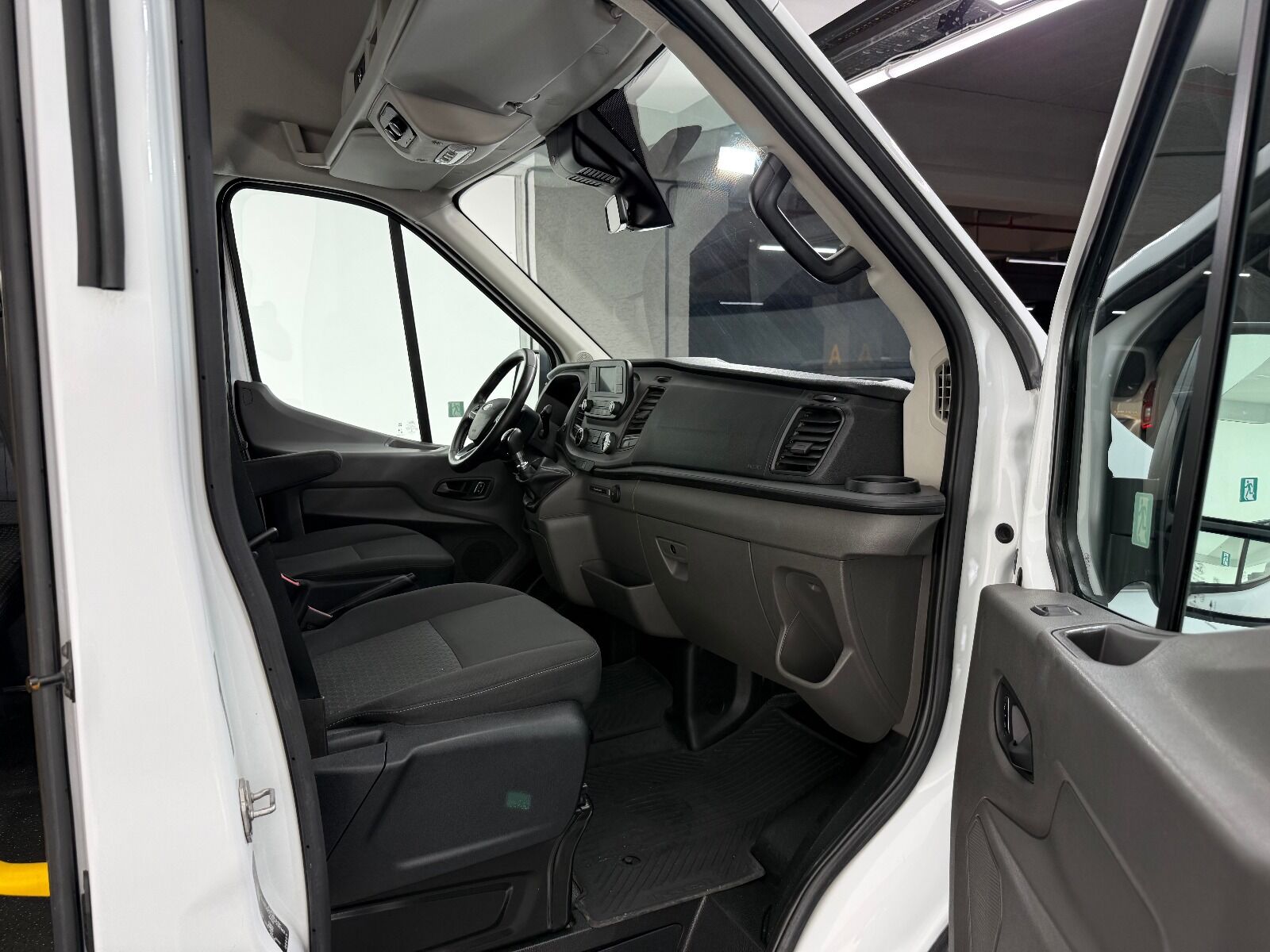 Ford Transit 2.0 EcoBlue 440 E Deluxe UPG - 2023 - Detay