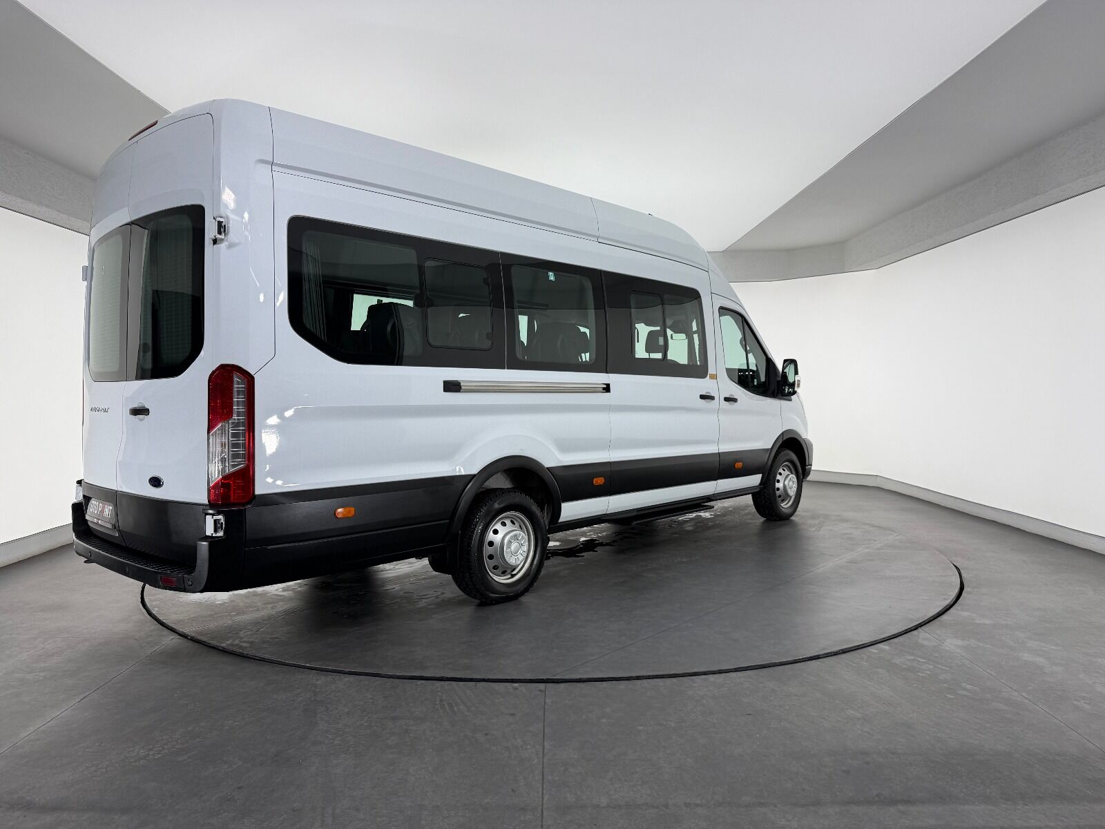 Ford Transit 2.0 EcoBlue 440 E Deluxe UPG - 2023 - Detay