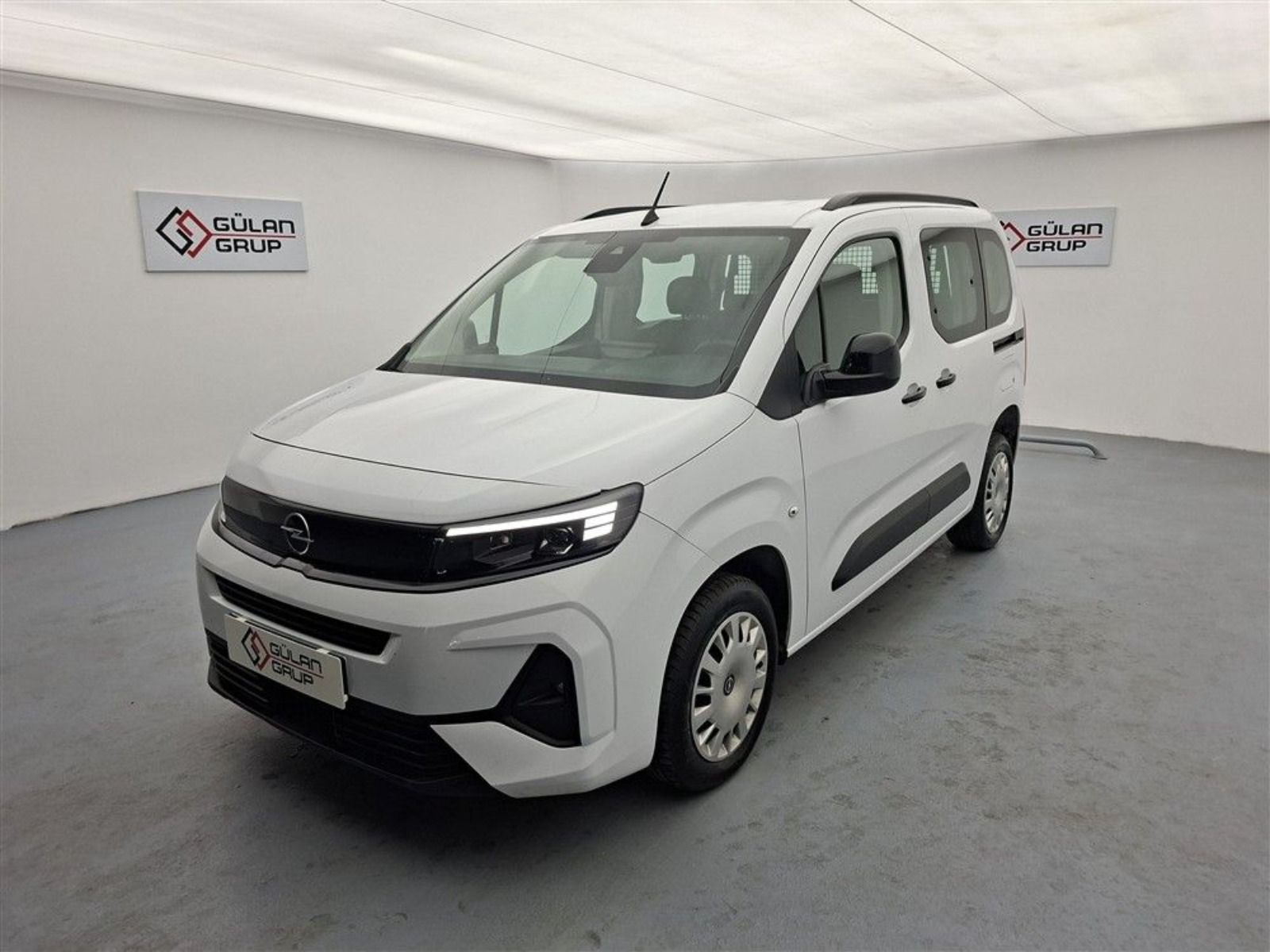 OPEL COMBO 1.5 D ESSENTİAL CAMLI VAN OTOMATİK