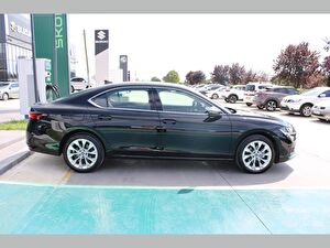 2025 Benzin Otomatik Skoda Superb Siyah Asal