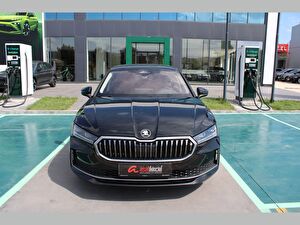 2025 Benzin Otomatik Skoda Superb Siyah Asal