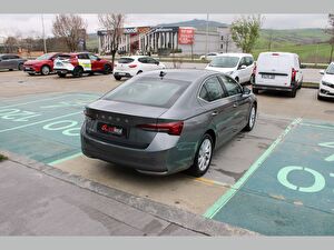 2025 Benzin Otomatik Skoda Octavia Gri Asal