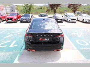 2025 Benzin Otomatik Skoda Octavia Siyah Asal
