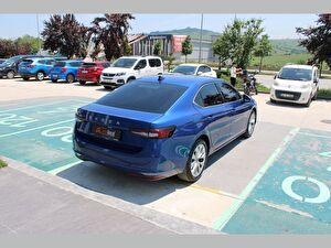 2025 Benzin Otomatik Skoda Superb Mavi Asal