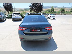 2021 Benzin Otomatik Skoda Superb Gri Asal