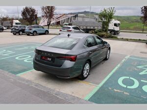 2025 Benzin Otomatik Skoda Octavia Gri Asal