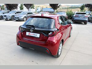 2021 Benzin Otomatik Toyota Yaris Kırmızı Asal