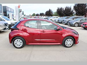 2021 Benzin Otomatik Toyota Yaris Kırmızı Asal