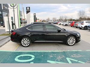 2023 Benzin Otomatik Skoda Superb Siyah Asal