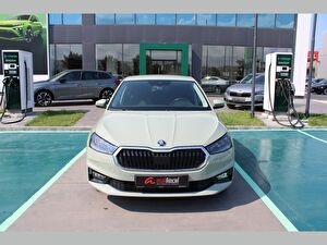 2025 Benzin Otomatik Skoda Fabia Yeşil Asal