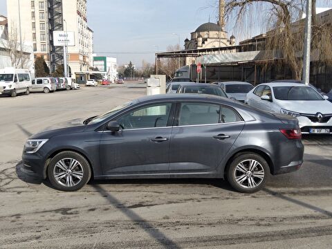 Sedan 1.3 TCe Touch EDC, 2. el otomobil | renew