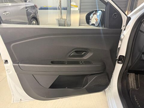 2022 Benzin Otomatik Renault Taliant Beyaz Yüzbaşıoğlu Otomotiv Mam. San ve Tic A.Ş.