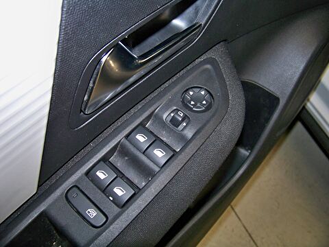 2025 Benzin Otomatik Citroen C4 X Beyaz Yüzbaşıoğlu Otomotiv Mam. San ve Tic A.Ş.