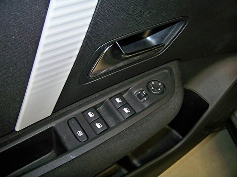 2025 Benzin Otomatik Citroen C4 X Yeşil Yüzbaşıoğlu Otomotiv Mam. San ve Tic A.Ş.