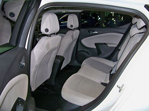 2018 Benzin Otomatik Opel Astra Beyaz Yüzbaşıoğlu Otomotiv Mam. San ve Tic A.Ş.