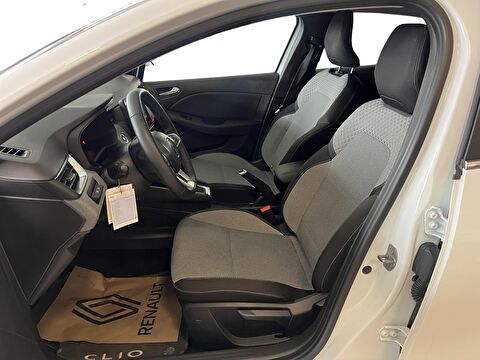 2024 Benzin Otomatik Renault Clio Beyaz Ermat Motorlu Araçlar ve Tarım Ürünleri Sanayi Ticaret A.Ş.