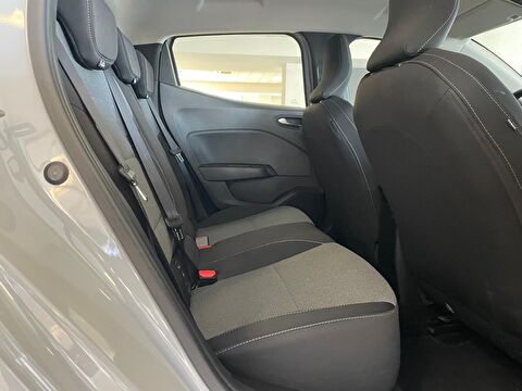 2025 Benzin Otomatik Renault Clio Gri Ermat Motorlu Araçlar ve Tarım Ürünleri Sanayi Ticaret A.Ş.