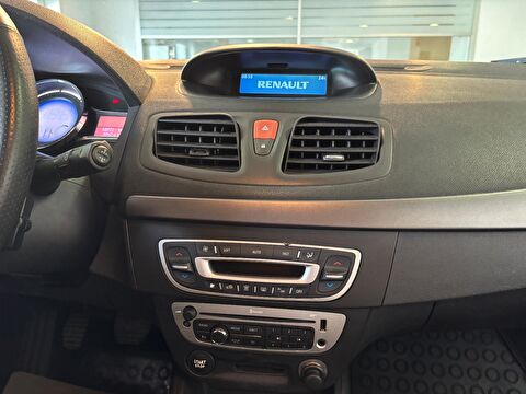 2015 Benzin Manuel Renault Megane Kırmızı Ermat Motorlu Araçlar ve Tarım Ürünleri Sanayi Ticaret A.Ş.