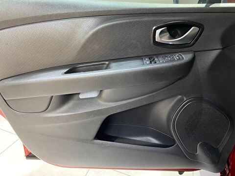 2017 Benzin Manuel Renault Clio Kırmızı Gürel Tasarım Aksesuar Otomotiv San. Tic. Ltd. Şti.