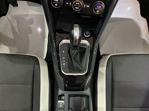 2020 Benzin Otomatik Volkswagen T-Roc Kırmızı Gürel Tasarım Aksesuar Otomotiv San. Tic. Ltd. Şti.