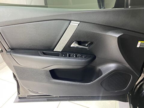 2024 Benzin Otomatik Citroen C4 Siyah Gürel Tasarım Aksesuar Otomotiv San. Tic. Ltd. Şti.
