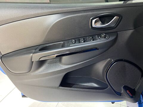 2016 Benzin Manuel Renault Clio Mavi Gürel Tasarım Aksesuar Otomotiv San. Tic. Ltd. Şti.
