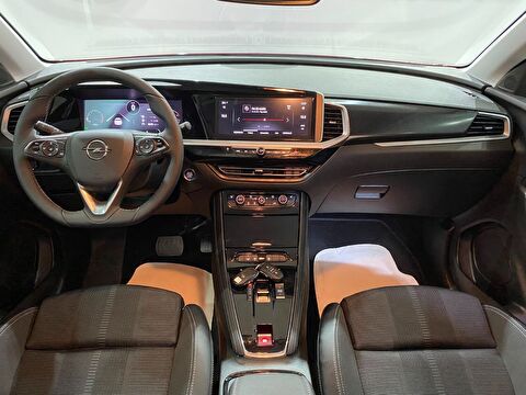 2024 Benzin Otomatik Opel Grandland Kırmızı Gürel Tasarım Aksesuar Otomotiv San. Tic. Ltd. Şti.