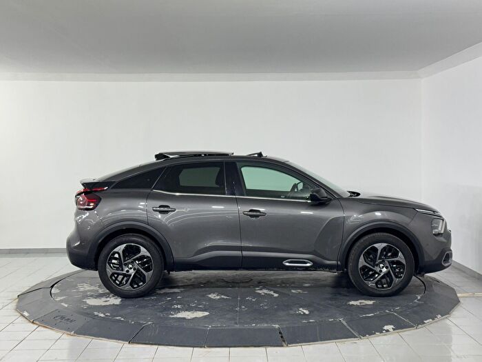 Citroen C4 1.2 PureTech Shine Bold EAT8 araç görseli 4