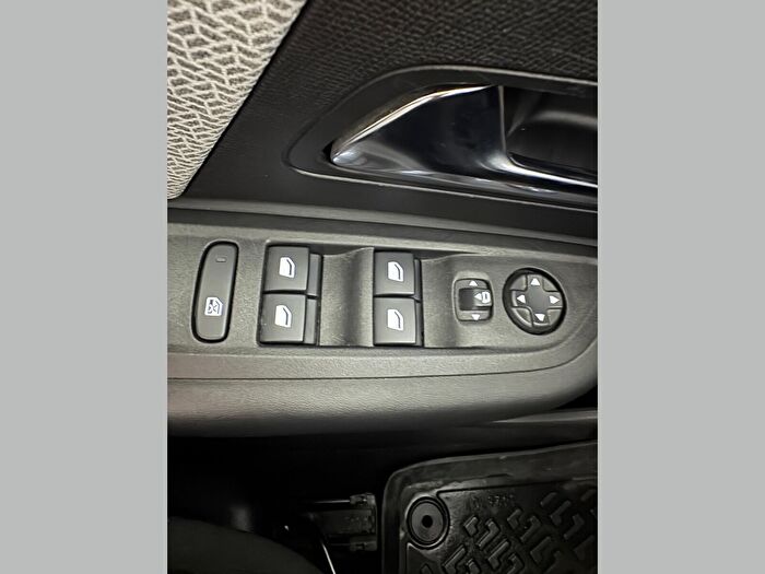 Citroen C4 1.2 PureTech Shine Bold EAT8 araç görseli 28