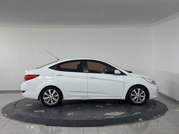 Hyundai Accent Blue 1.6 CRDI Prime Otomatik araç görseli 4