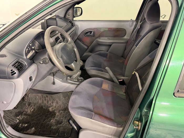 Renault Clio 1.4 RT araç görseli 12