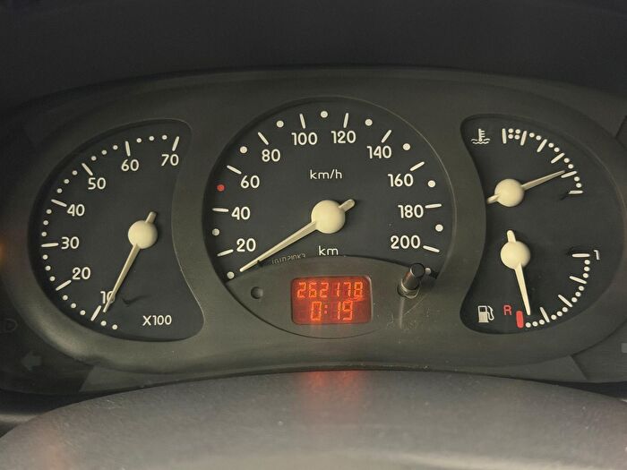 Renault Clio 1.4 RT araç görseli 19