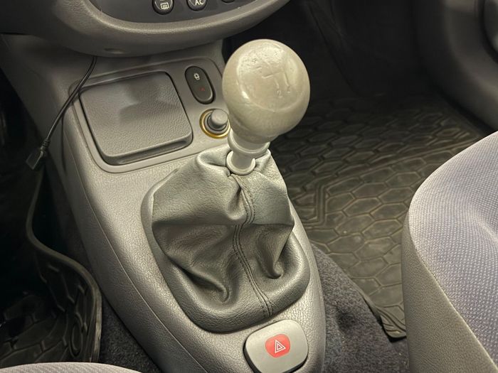 Renault Clio 1.4 RT araç görseli 21