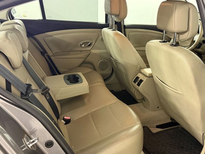 Renault Fluence 1.6 Privilege BVA araç görseli 15