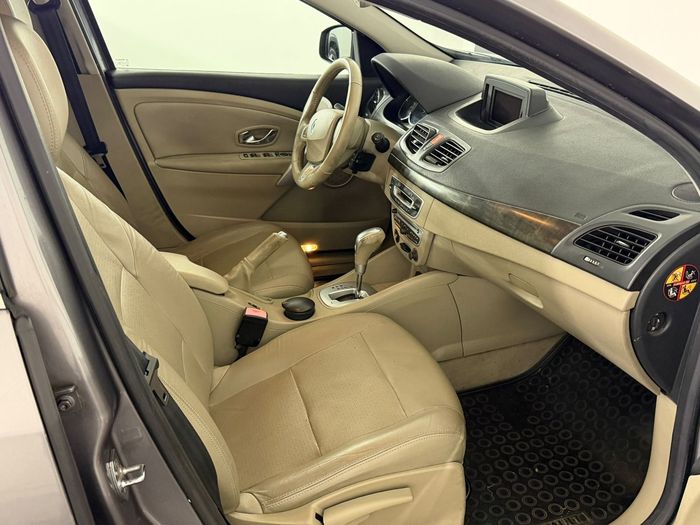 Renault Fluence 1.6 Privilege BVA araç görseli 16
