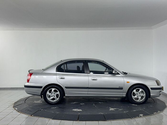 Hyundai Elantra 1.6i GLS Otomatik araç görseli 4