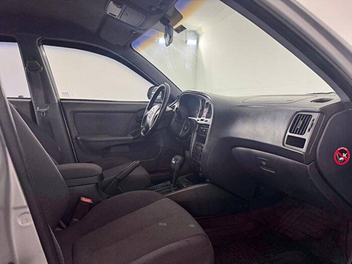 Hyundai Elantra 1.6i GLS Otomatik araç görseli 11