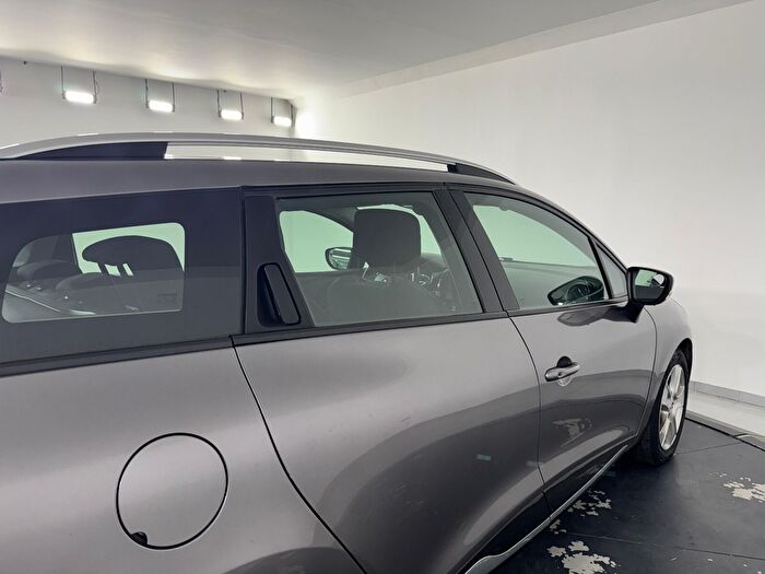 Renault Clio Sport Tourer 1.2 Turbo Icon EDC araç görseli 9
