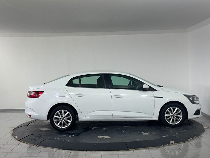Renault Megane 1.5 BluedCi Touch EDC araç görseli 4